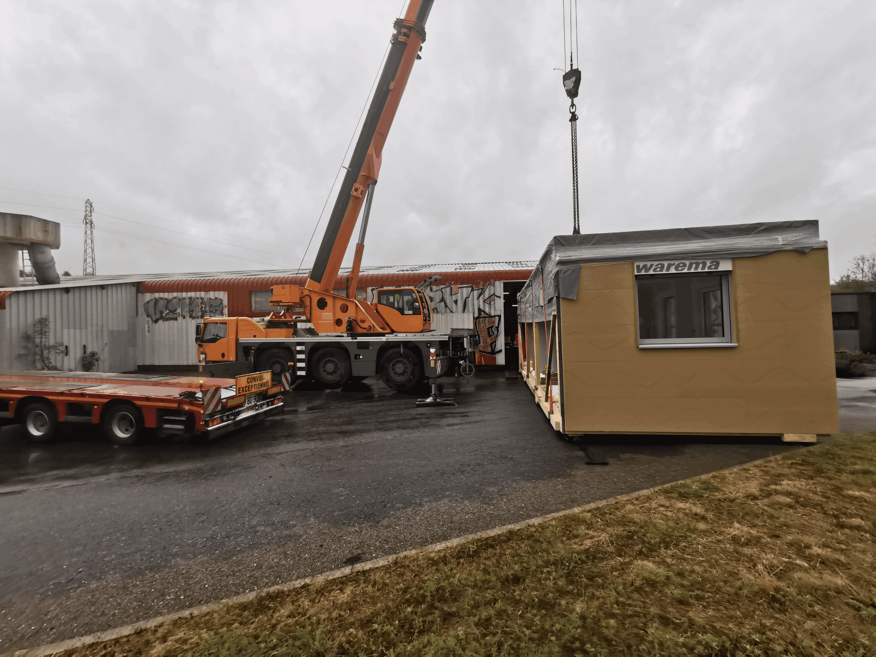 Chargement des modules sur camion de transport avec une Grue
